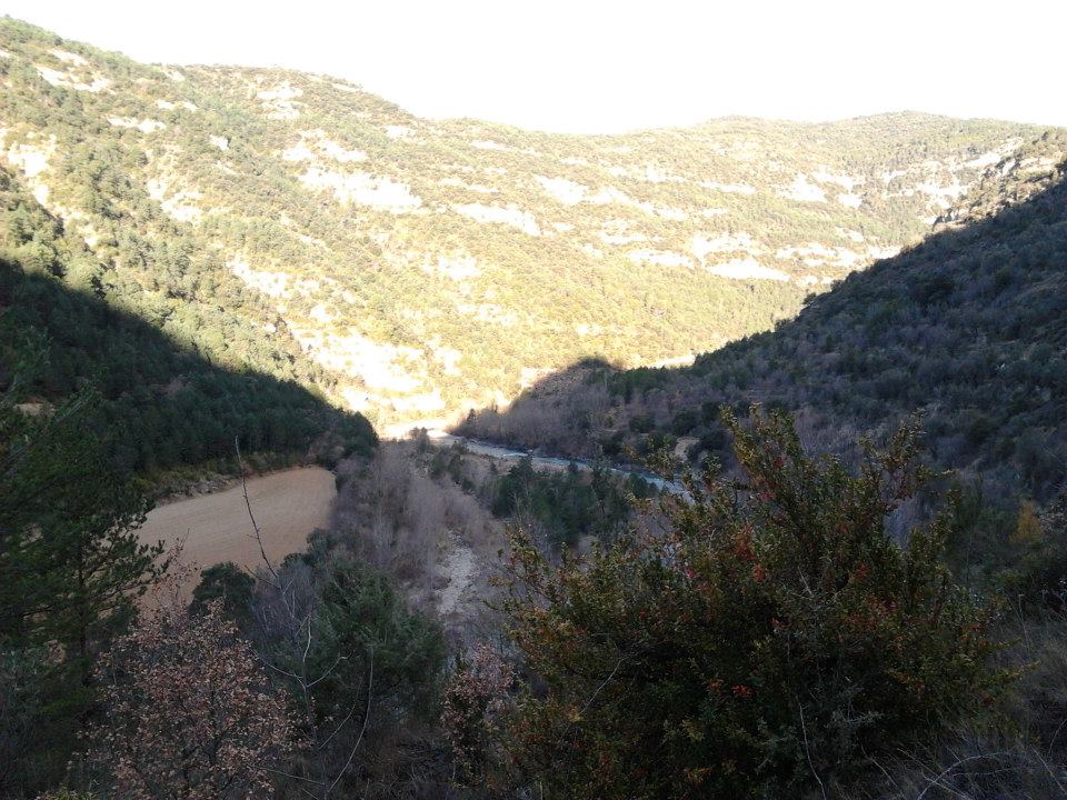 El tozal de la Virgen visto desde atrÃ¡s enfocando hacia alante, con el rÃ­o rodeÃ¡ndolo